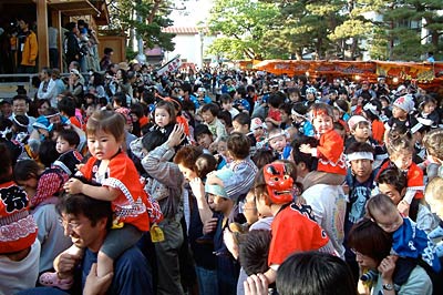 大名行列後、御霊が戻った八幡宮で舞い込み