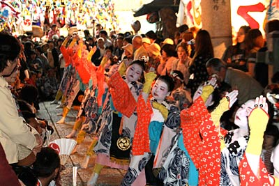 17日行われた燕・戸隠神社の春季祭礼宵宮祭、戸隠神社境内で踊るお玉さん