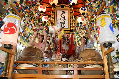 万灯に乗ってはやし、踊る