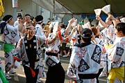 万灯とともに角付けに回り、気勢を上げる若連中