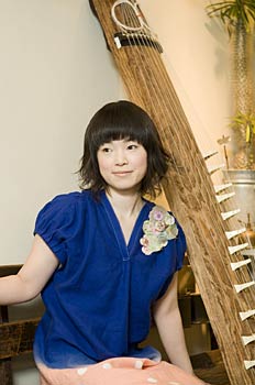 中小企業大学校三条校のロビーコンサートで演奏する「真依子」さん