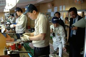 燕三条ブランド確立に向けた議論を前に三条、燕両市が合同勉強会、市職員が地元企業を見学