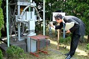 県内で第1号のスプリングハンマーをデジカメで撮影する国定三条市長