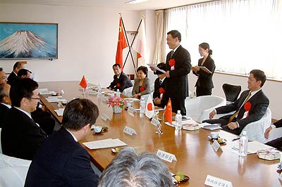 歓迎会で互いにあいさつや記念品の交換
