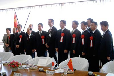 鄂州市経済代表団一行と三条市側とで記念撮影