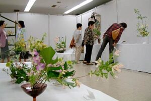 24、25日と「花の輪・人の輪ーみんなの花展 いけばな小原流三条地区展」