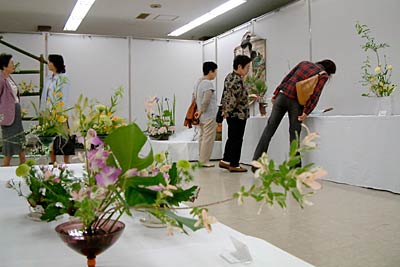 24,25の2日間、三条市中央公民館で開かれている「花の輪・人の輪ーみんなの花展 いけばな小原流三条地区展」