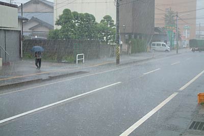 景色がかすむほどの土砂降りで車が水しぶきを上げて走る三条市東裏館地内の第一産業道路