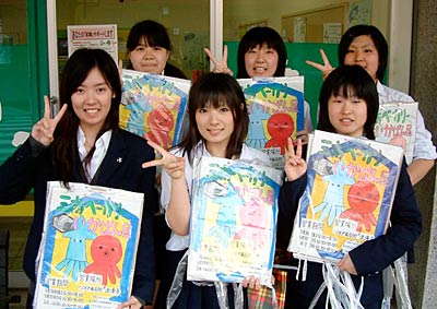 三条市・一ノ木戸商店街の売り出しにあわせて貸しスペース「浪漫亭」で「三商ベーカリー いかぱん屋」を開店する三条商高・商業クラブの生徒