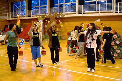 ミュージカル「不思議の国のアリス」を練習する新潟中央短期大学の学生