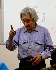 座学で指導する刀鍛冶の岩崎重義さん