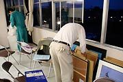 展示作業を行う会員