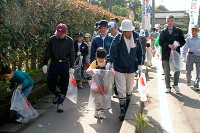 三条市役所栄庁舎を発着点に1日行われた第3回ごみゼロウオーキング