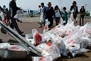 ウオーキングしながら回収したごみ