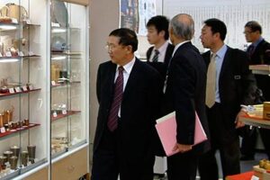新潟県と友好県省締結25周年記念で来日の中国・黒龍江省から人民政府代表団が県央地場産センター視察