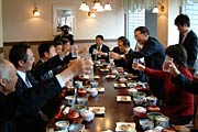 代表団と燕、三条市長らと昼食の乾杯