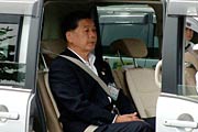 シートベルトを着けて公務に出発する小林燕市長