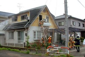 5日昼、三条市新光町で住宅1棟半焼