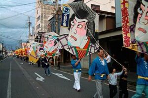 三条凧合戦開幕前夜、三条市の目抜き通りで凧パレード