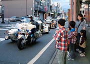 パレードを先導するハーレーダビッドソン