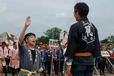 昨年の最高得点優勝、上町組の五十嵐将平さん国定市長に向かって揚げ師宣誓