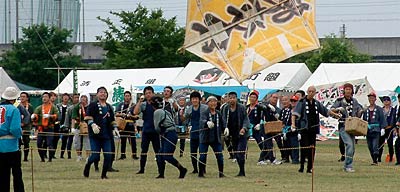 優雅な上空を泳ぐ凧とは対称的に地上では熱戦