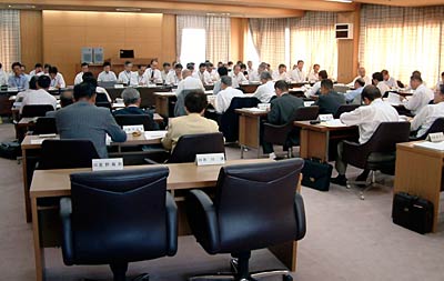 6日開かれた燕市議会全員協議会