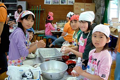 燕三条青年会議所の「食育学校～ぼくらの空腹体験～」でコメ1粒まで大切にしておにぎりを握る子どもたち