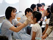 県央地区在宅衛生士会による歯磨き指導やフッ素塗布