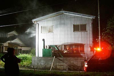 11日夜、火事のあった三条市須戸新田の研磨工場
