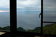 山頂の展望食堂から望む日本海と佐渡