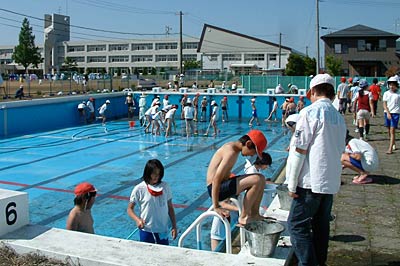 12日、プール清掃を行う大面小学校児童