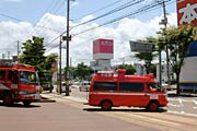 三条市消防本部を出発する緊急消防援助隊の車両