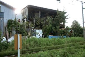 燕市吉田東町の建築会社で建物の一部と材木が燃える