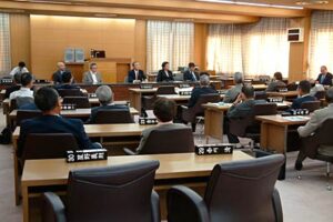燕市議会、議員発議「観光モニュメントの移設を求める決議」は取り下げ