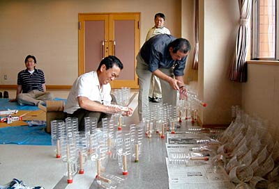 14日、エコちょうちんを作る燕1000人みこしとよさこいソーランの世話人有志