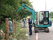 くいを打ち込んで有刺鉄線を巻く