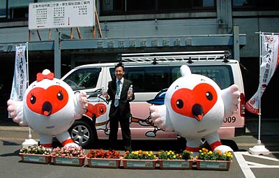  16日、庁舎前で三条市の広報紙掲載用のラッピングカーの写真撮影