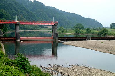 救助訓練を行う五十嵐川の高岡付近