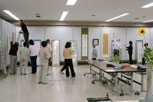 22日まで三條蘭亭会の第21回書道展、39点の1年の勉強の成果が並ぶ