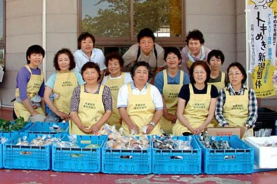 初日に出店した若葉吉田直売所組合の生産者で記念撮影