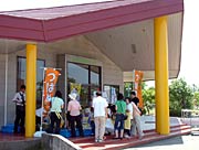 燕市吉田ふれあい広場の管理棟の屋根の下なので雨降りでも開店
