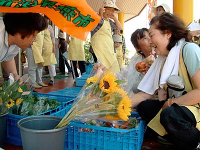 燕市吉田ふれあい広場で週末営業を開始した若葉吉田直売所組合の農産物直売所