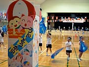 万国旗の下がる体育館で躍動