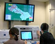 市内にいっせいに訓練情報を放送する市役所放送室