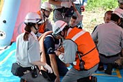 救出訓練で要救助者に対応する救急隊員