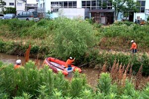 燕市の大通川でヘリコプターも出動して行方不明女性を大捜索