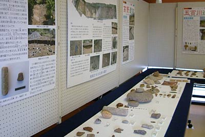 29日まで三条市農村環境改善センターで開かれている遺跡発掘調査速報巡回展2008