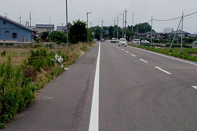 事故現場、車は写真奥の分水方向から手前の吉田方向に向かって進行していた