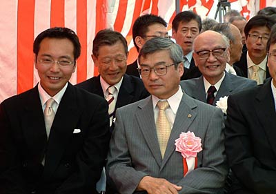 最前列いちばん左が国定市長、2列目の左から1人目が高橋前市長、2人目が内山元市長
